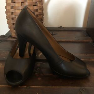 Clarks leather pumps
